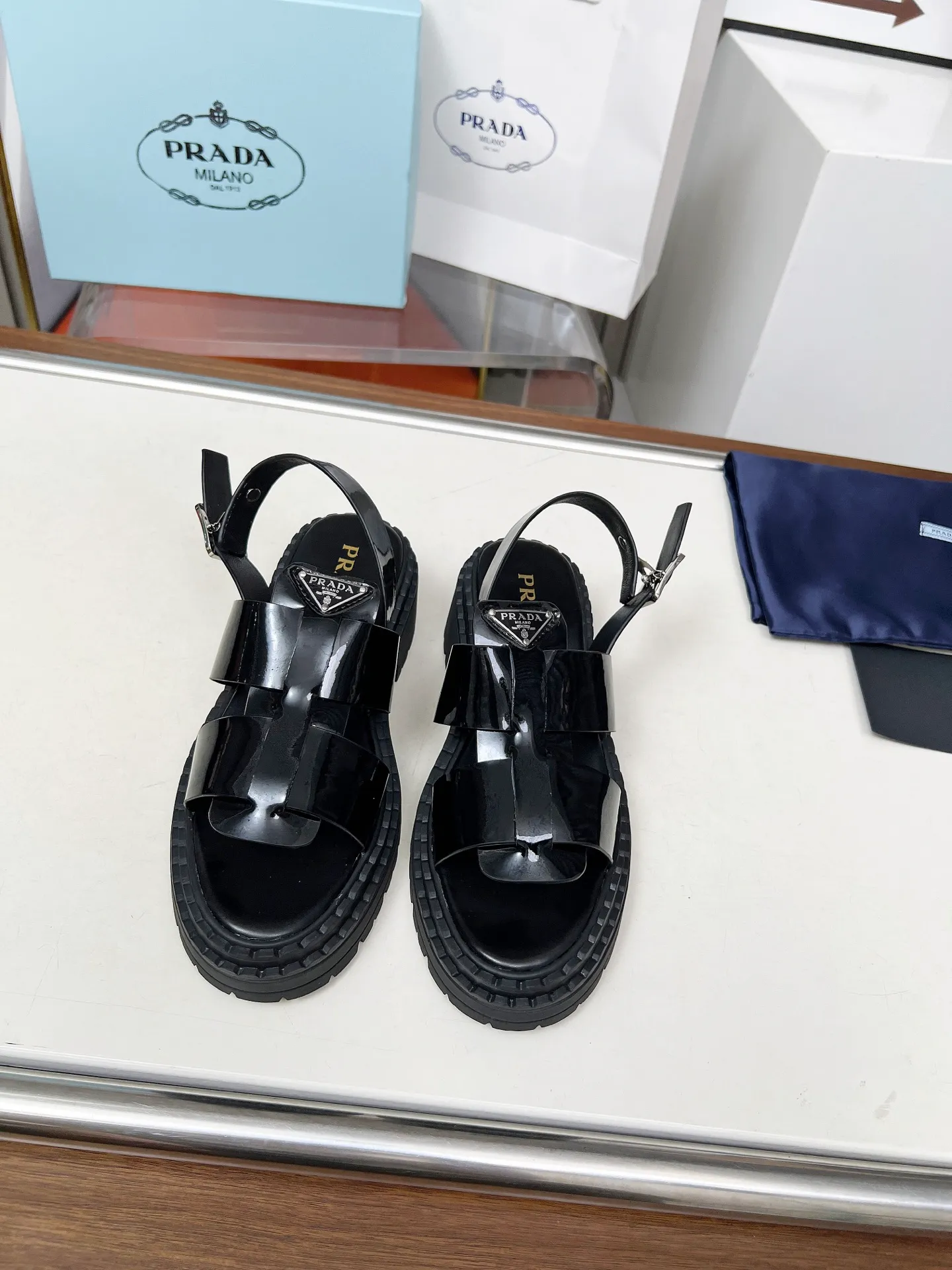 👟👟Ex-factory price 420👟👟 PRADA/Prada 25ss new spring and summer sandals. The simple design is probably the most popular thing about it. It is not the kind that is found on the street. It has its own brand personality. The fabric is made of calfskin and the lining is mixed sheepskin. Heel height: 4.5cm Size: #35-41 (35 41 custom-made is not returnable)
